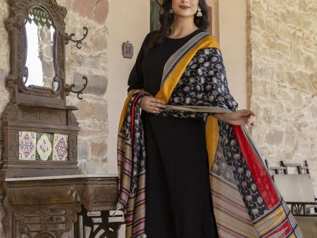 Women Black kurta with trouser and printed dupatta - Rasiya on Sale